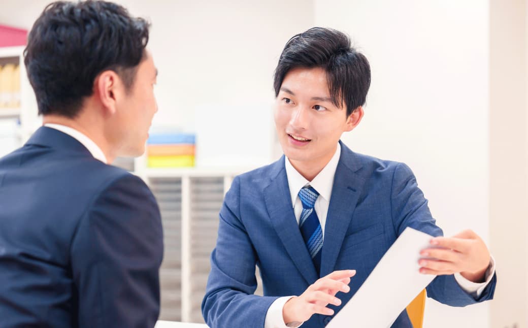お客様と会話をする男性社員