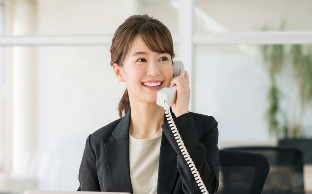 笑顔で電話をする女性