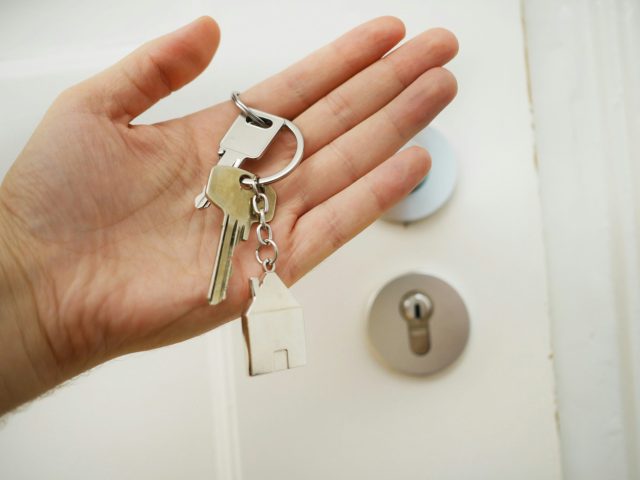 防犯設備が賃貸住宅の必須条件に!入居者人気と家賃アップの秘密