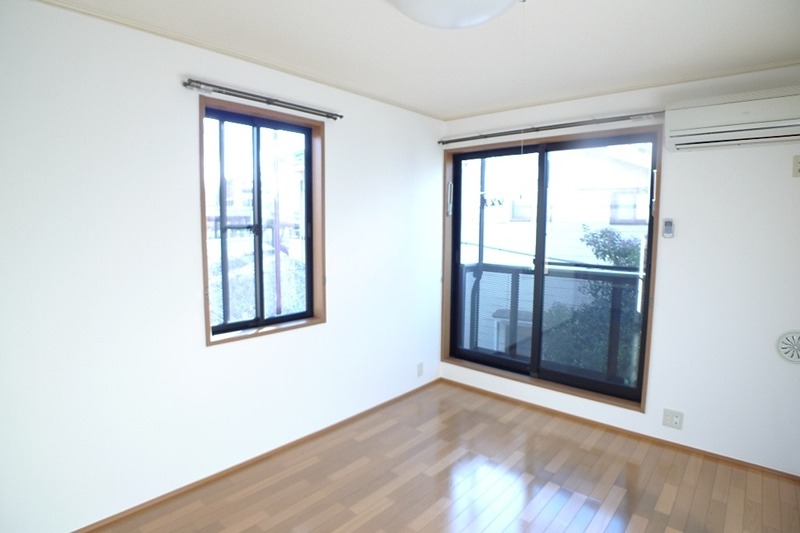 シェ・ソレイユ 角部屋で2面採光の明るい室内！