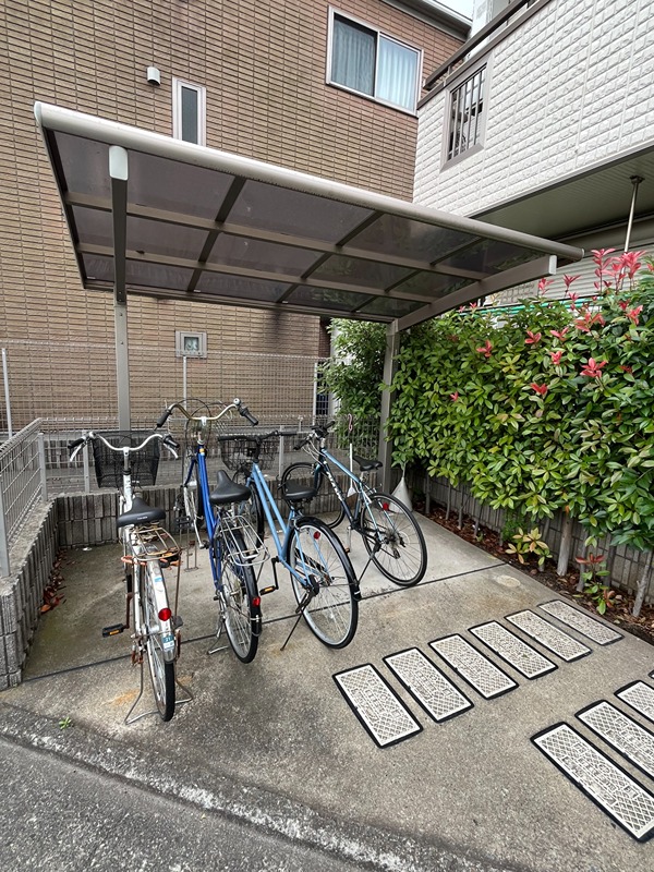 喜久ハウス 屋根付きの駐輪場あり♪